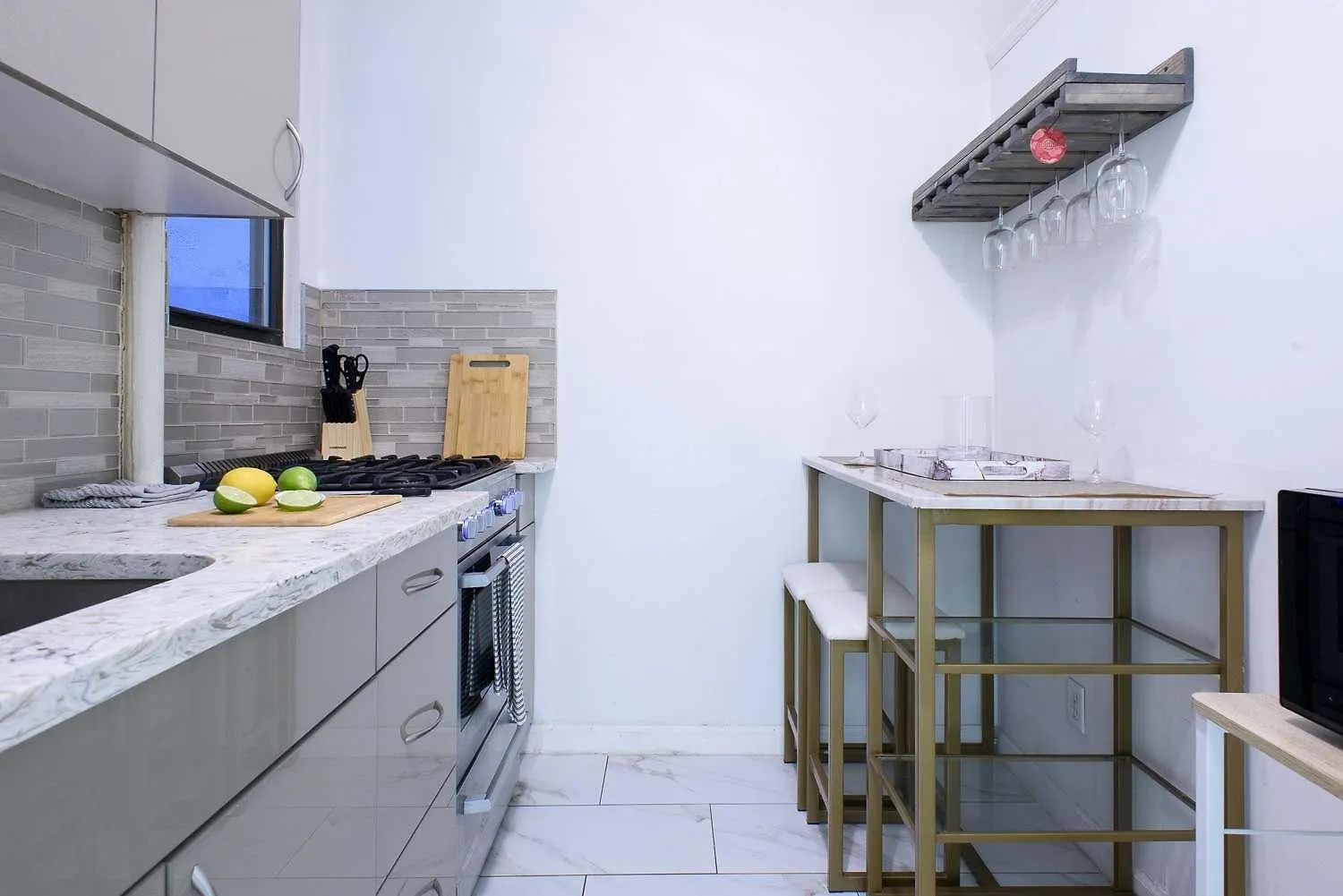 428-2W Newly Furnished 2Br Sleeps 5 Prime Location Apartment New York 0*,
