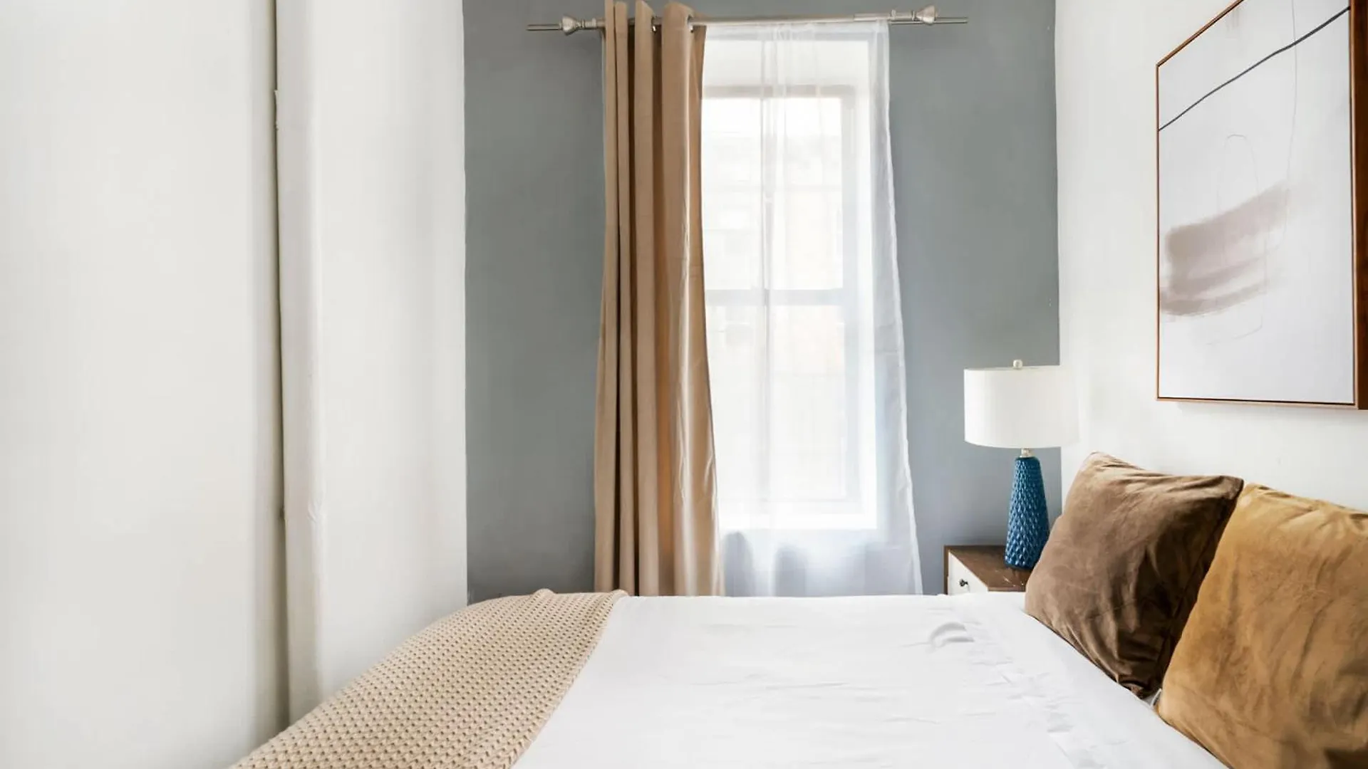 428-2W Newly Furnished 2Br Sleeps 5 Prime Location Apartment New York