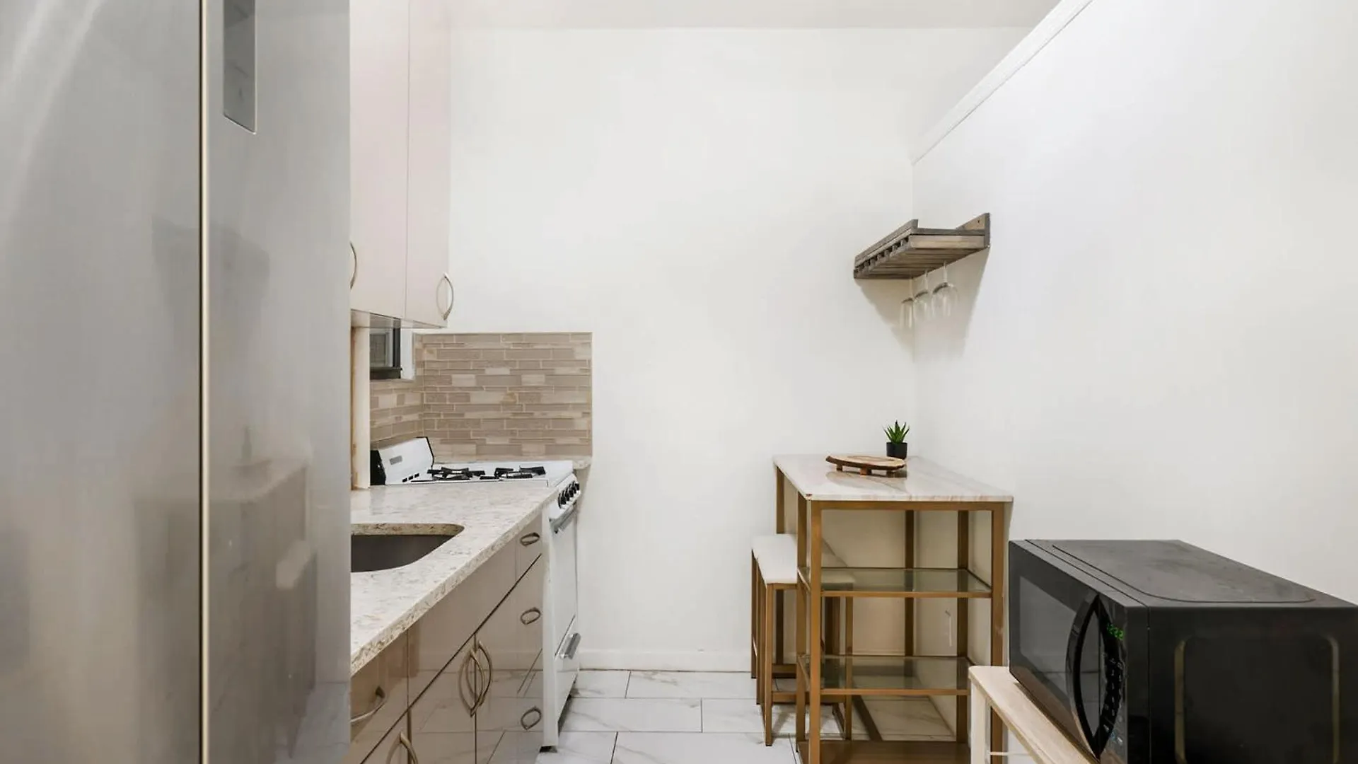 428-2W Newly Furnished 2Br Sleeps 5 Prime Location Apartment New York