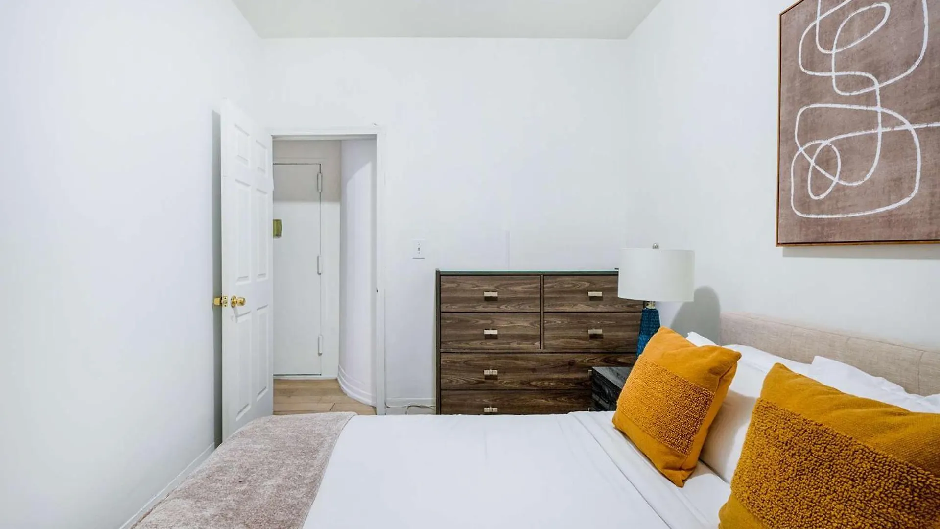 428-2W Newly Furnished 2Br Sleeps 5 Prime Location Apartment New York 0*,  United States