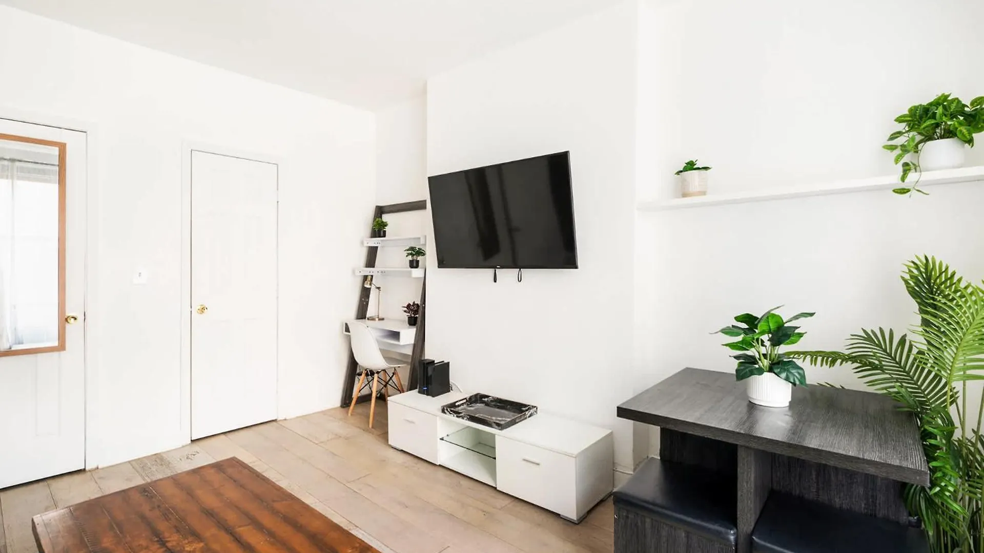 428-2W Newly Furnished 2Br Sleeps 5 Prime Location Apartment New York