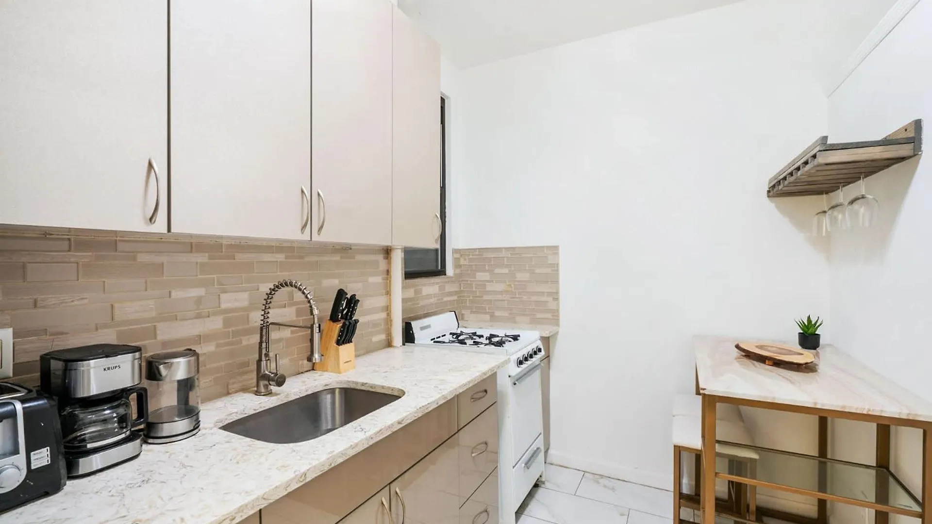 428-2W Newly Furnished 2Br Sleeps 5 Prime Location Apartment New York